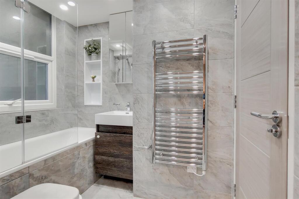 11_Bathroom-1.jpg