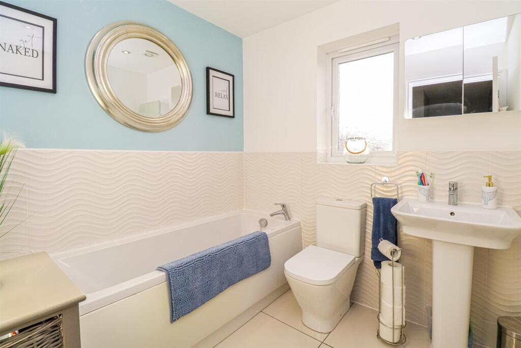 FAMILY BATHROOM/W.C.