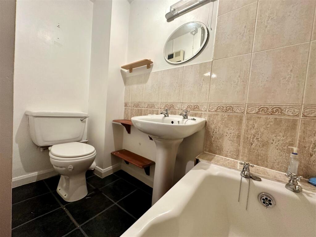 Bathroom 2.jpg
