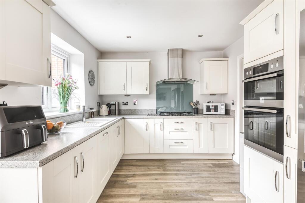 Living Kitchen / Dining Room
