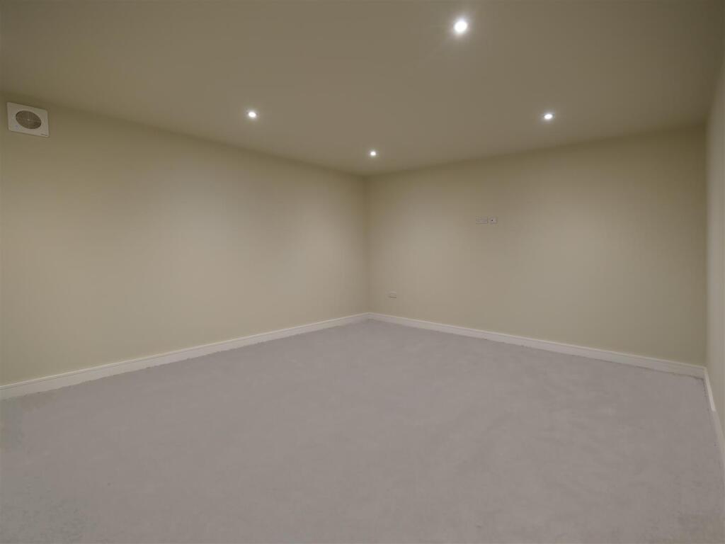 CINEMA/SNUG