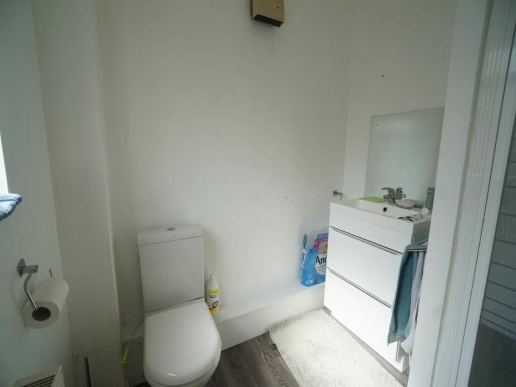 9CraigYDon_Bathroom1.JPG