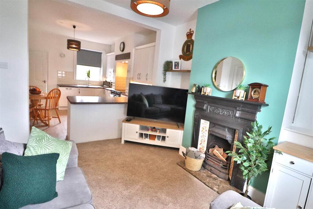 OPEN PLAN LOUNGE/KITCHEN