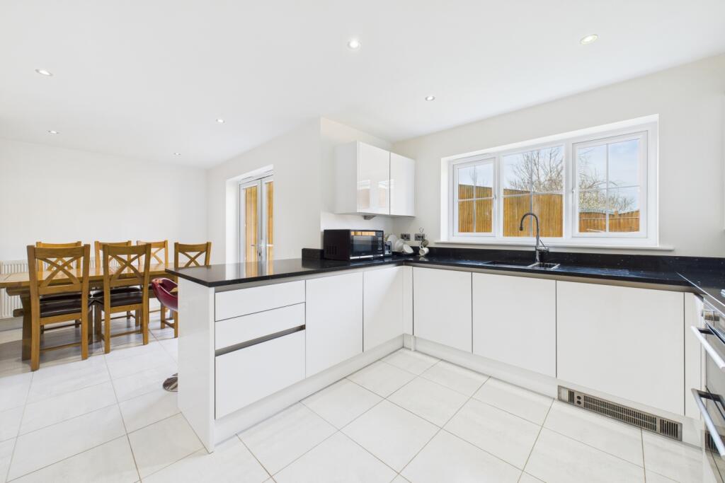 CAM03162G0-PR0224-STILL005