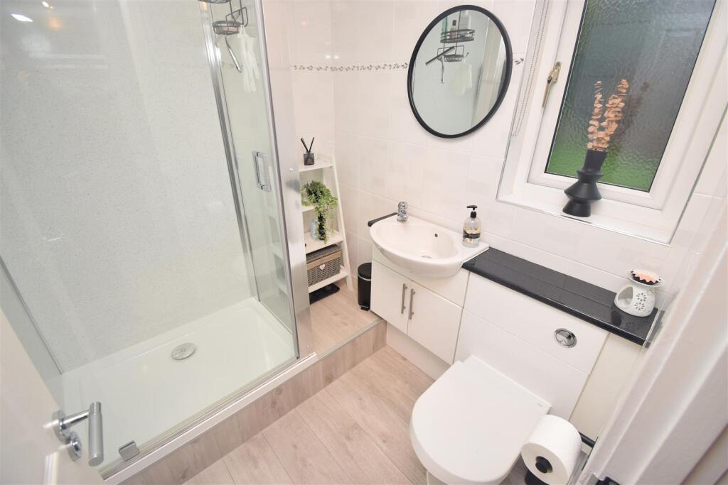 SHOWER ROOM..jpg