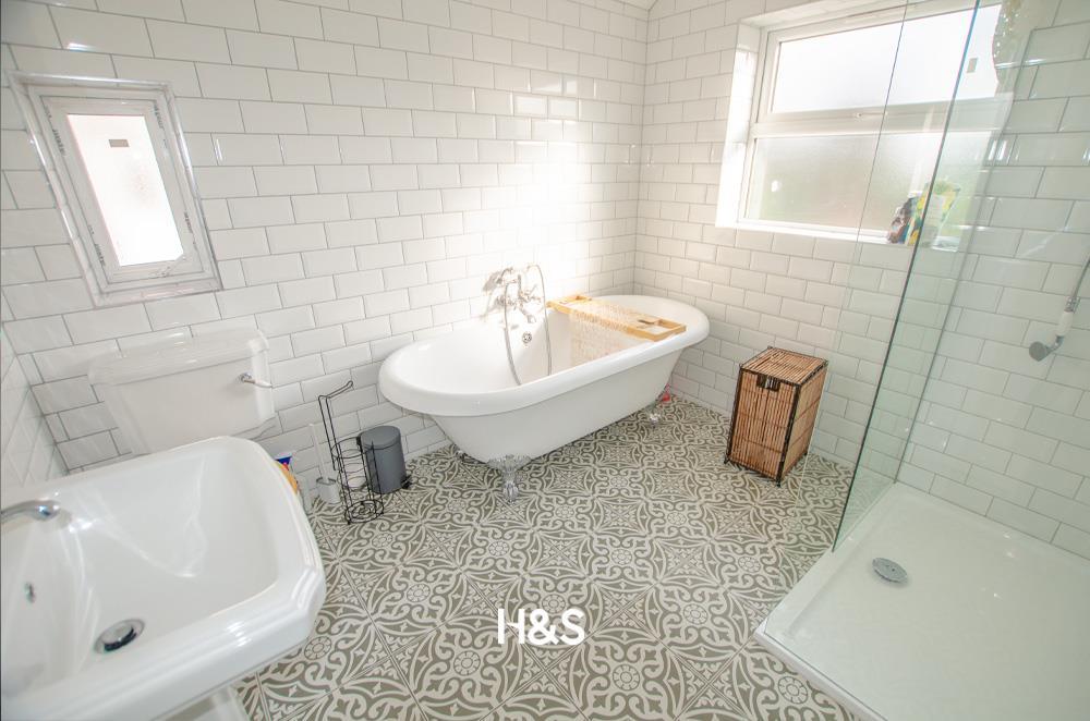 100 cropthorne road - bathroom.jpg