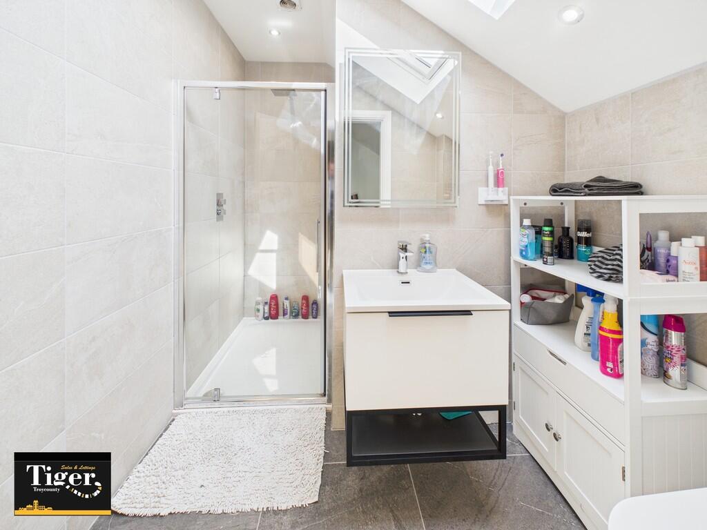 CAM02176G0-PR0559...