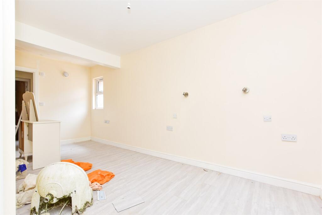 Lounge/Diner (F2,51A)