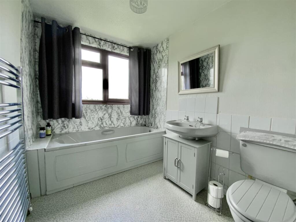 Bathroom (First Floor)