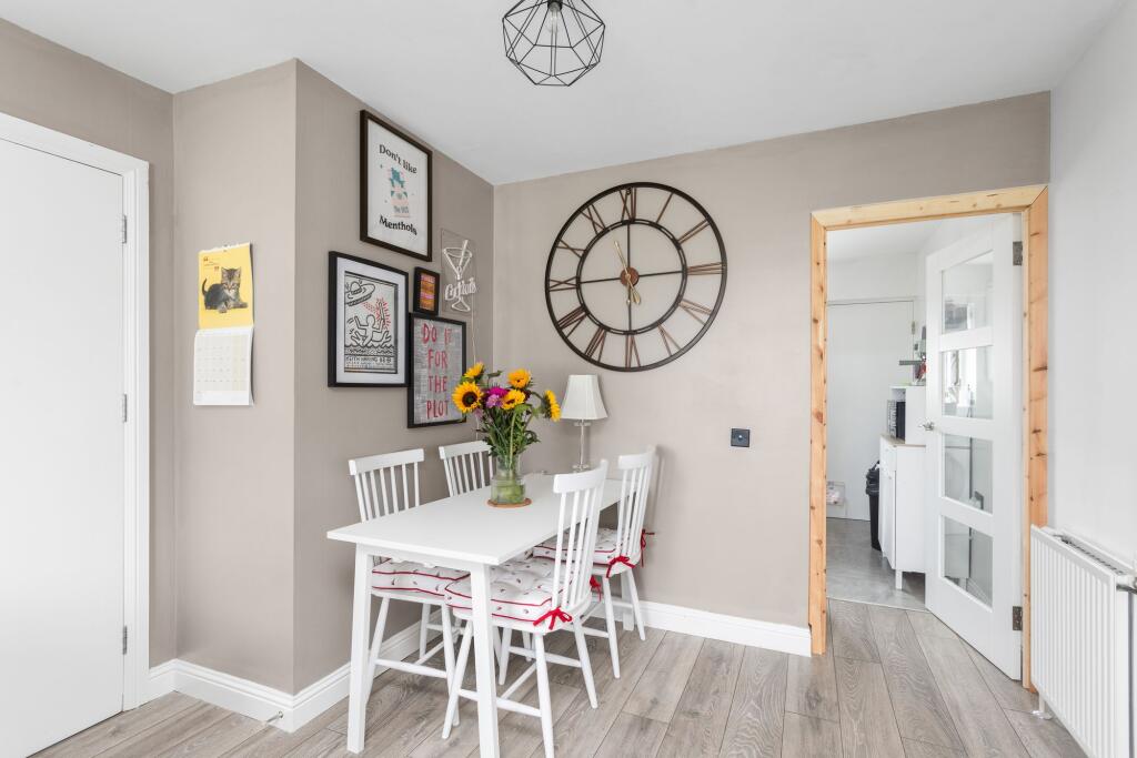 Lounge / Dining Area