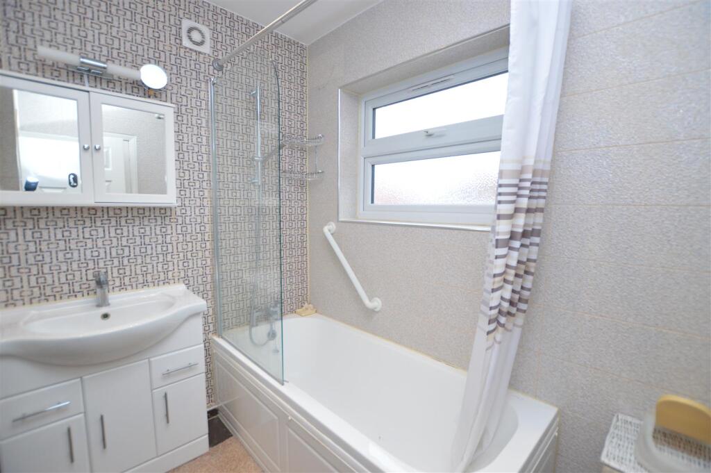 18 Roseville Avenue bathroom.JPG