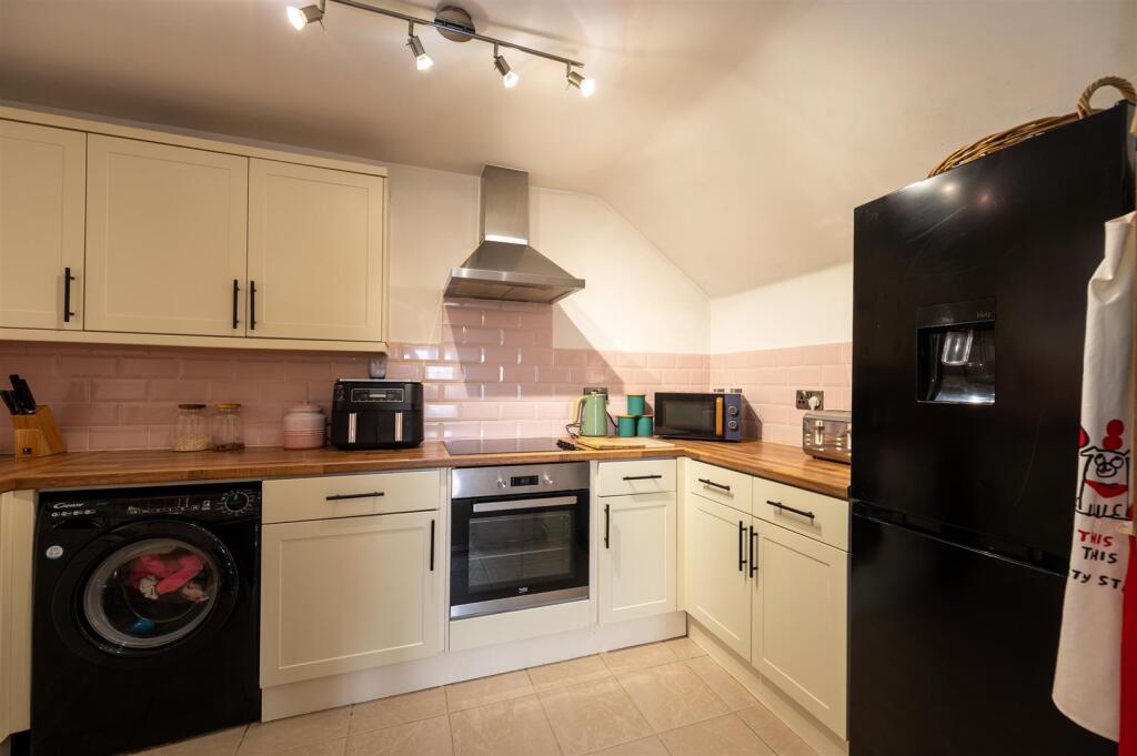 Flat 14 88 90 Hambledon -Road 25 9.jpg