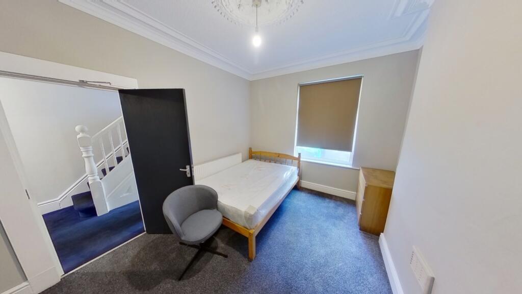 A neat and well-maintained single bedroom featu...