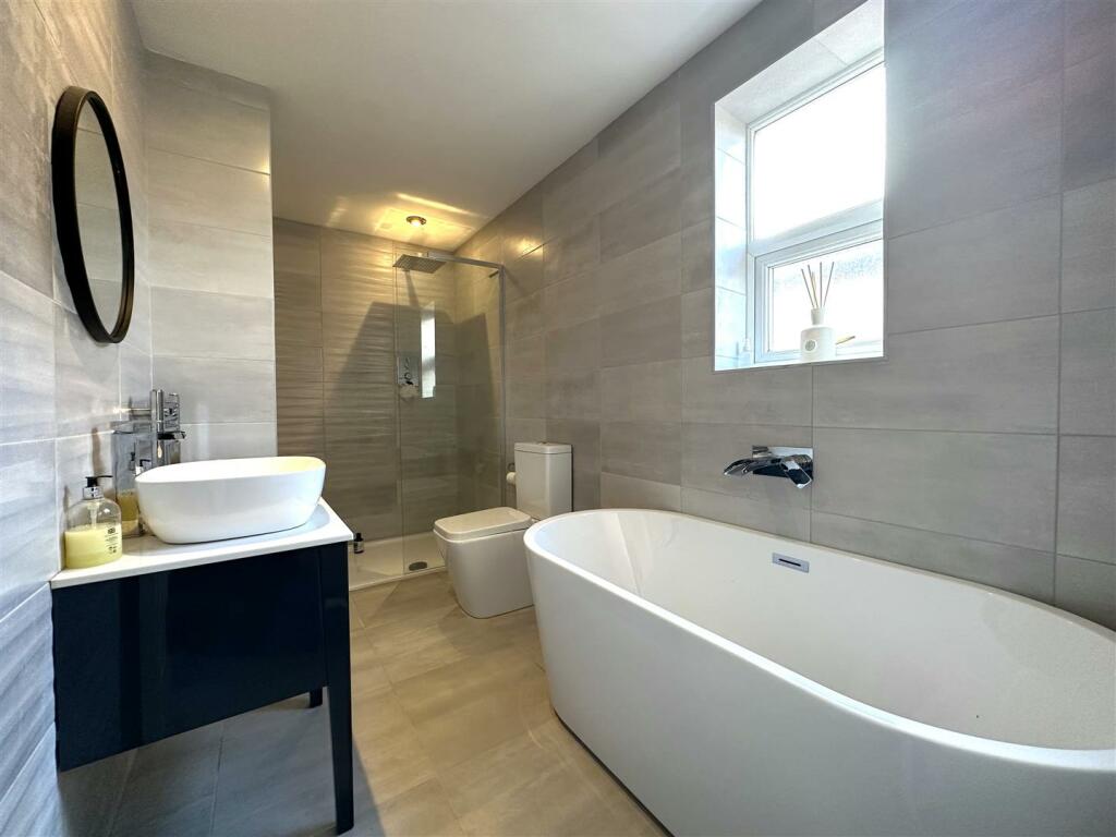 Stunning Family Bathroom 324