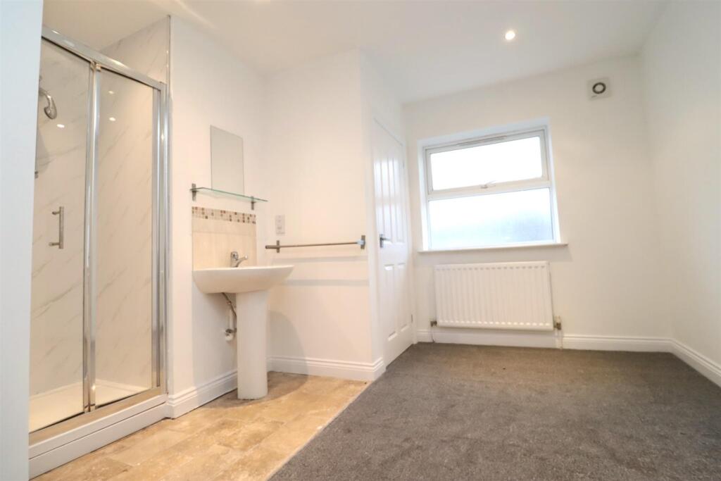 En-suite dressing area.JPG
