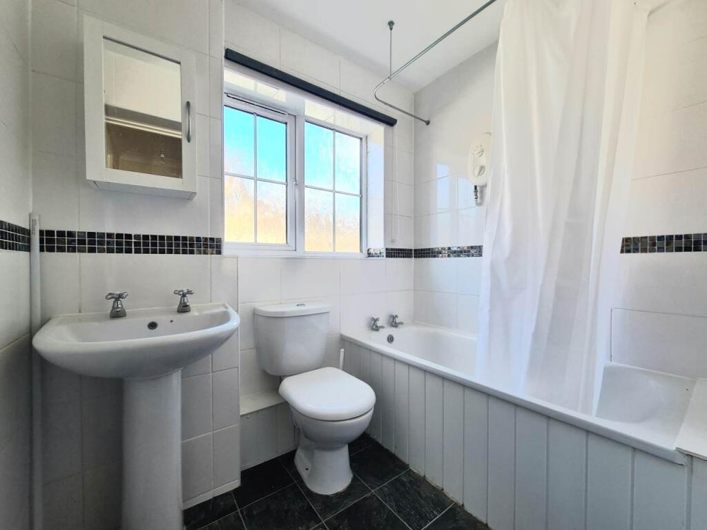 64 Hay Leaze Bathroo