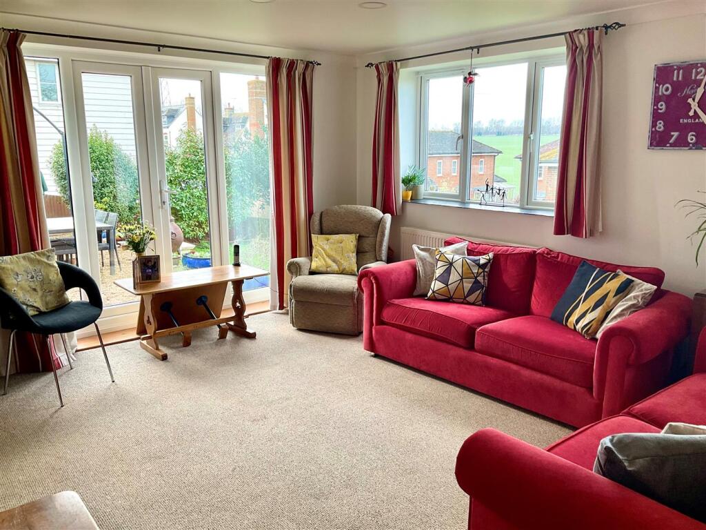 Family Room pic3.jpg