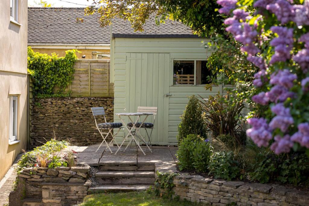 11 - Hilary Cottage - GL7 4HT - Web.jpg