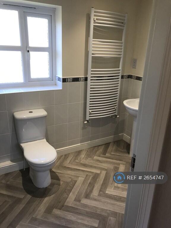 Family Bathroom - View 1