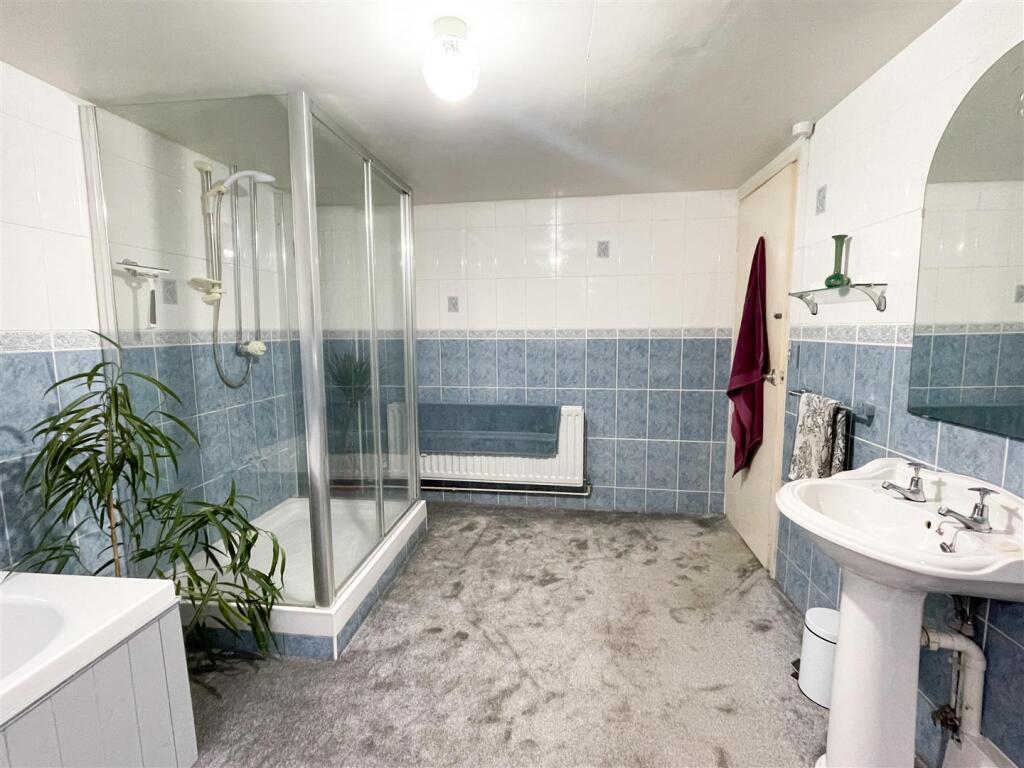 bathroomm.jpg