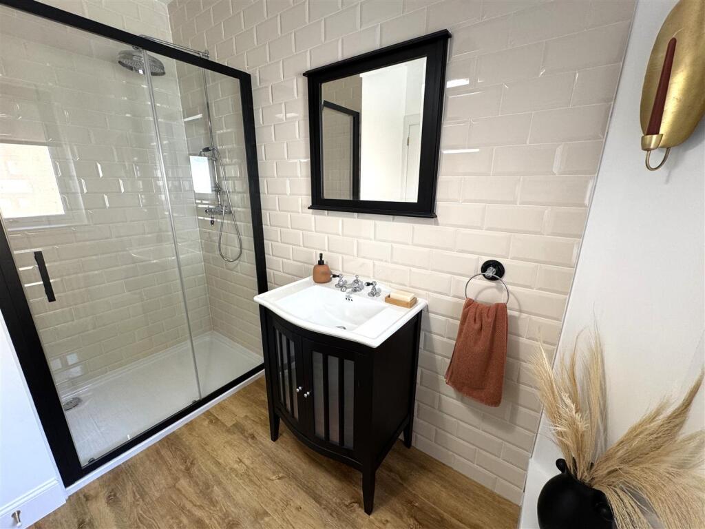 SHOWER ROOM.JPG