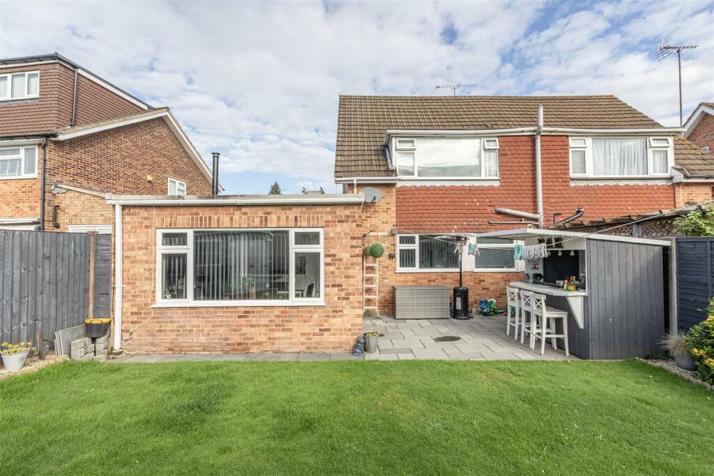 11 Magdalen Crescent, Byfleet, KT14 7SR - 22.jpg