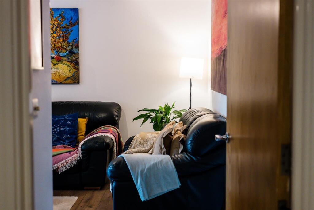 6 Chaise Meadow, Lymm WA13 9UP-11.jpg