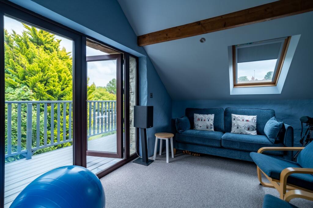 Sitting Room / Bedroom (with Balcony)