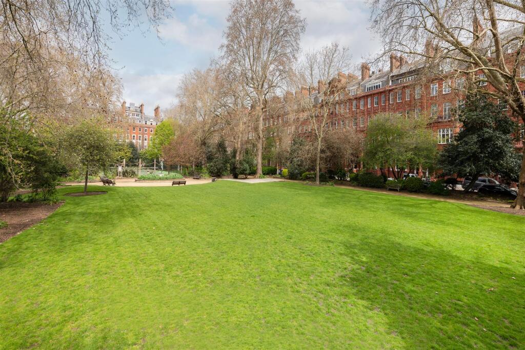 Flat 12, 70-72 Cadogan Square Hi-28.jpg