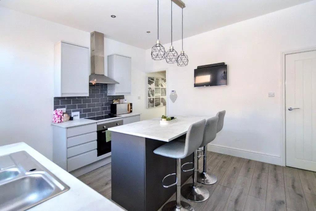 KITCHEN/BREAKFAST ROOM