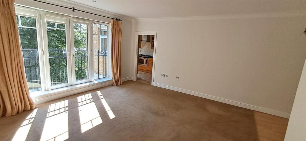Lounge/Dining Room: