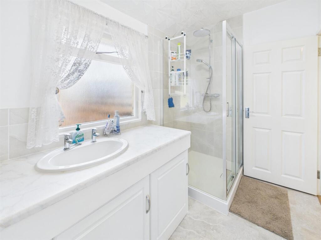 EN-SUITE SHOWER ROOM