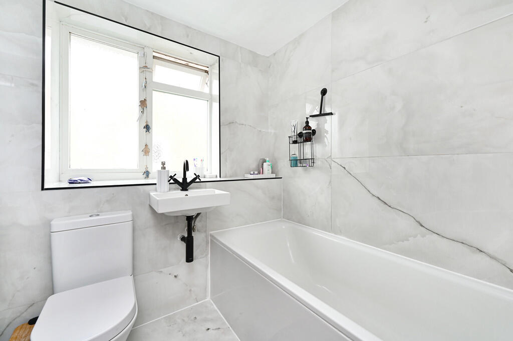 19 Globe Farm Lan...