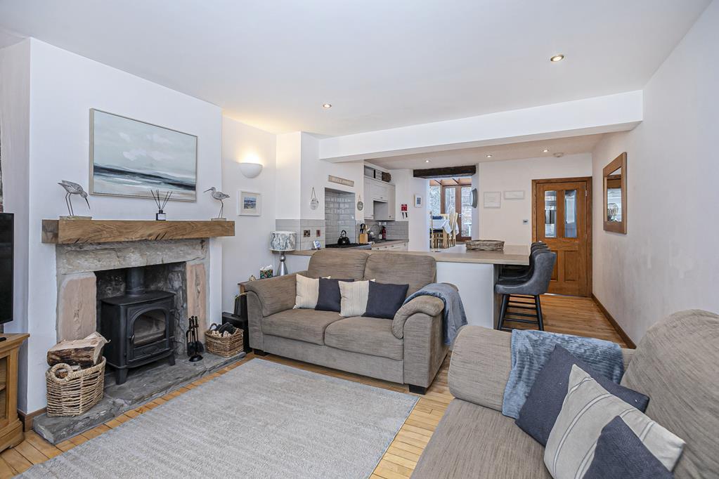 LOUNGE TO KITCHEN