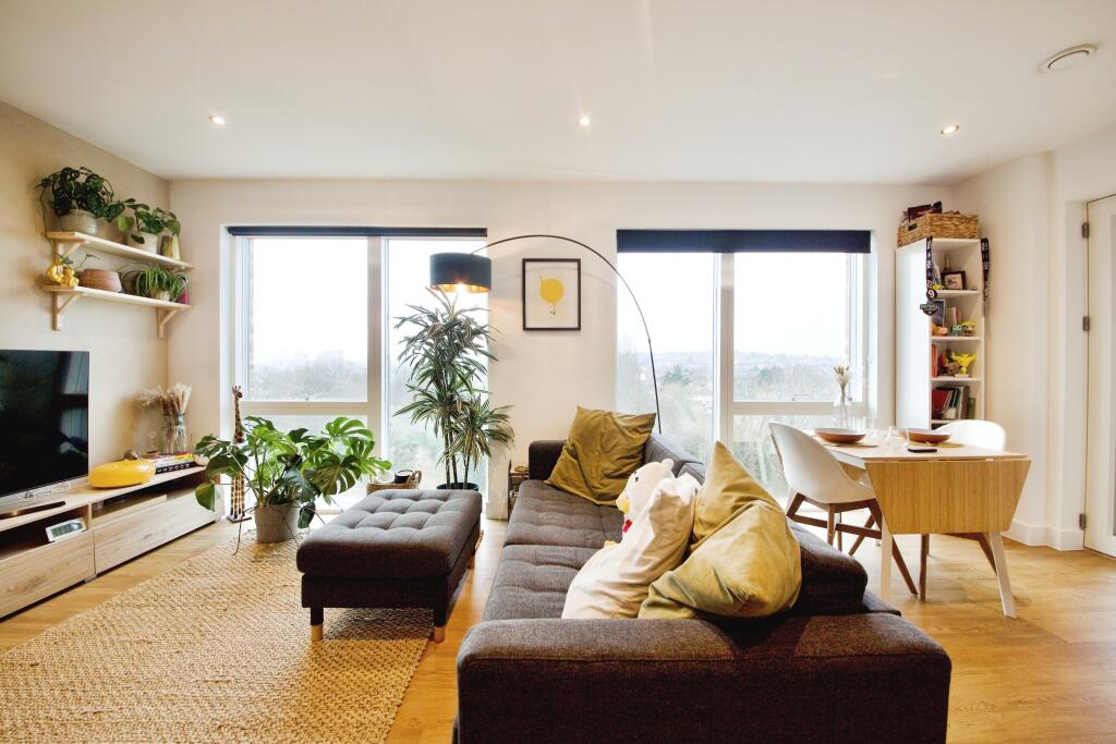 Lounge/Dining Area
