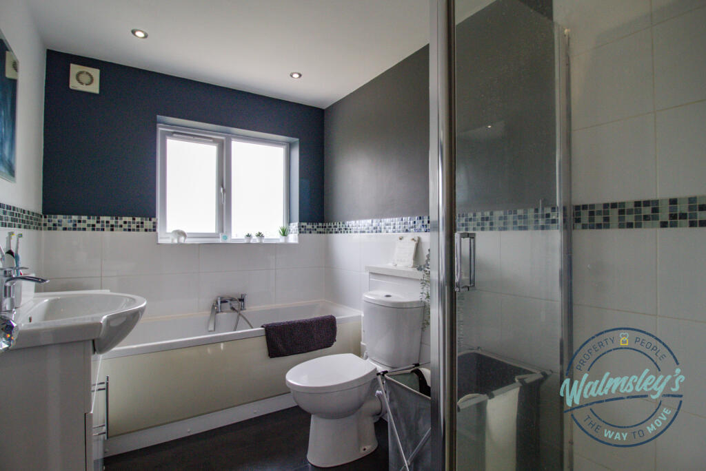 Four piece bathroom to rear