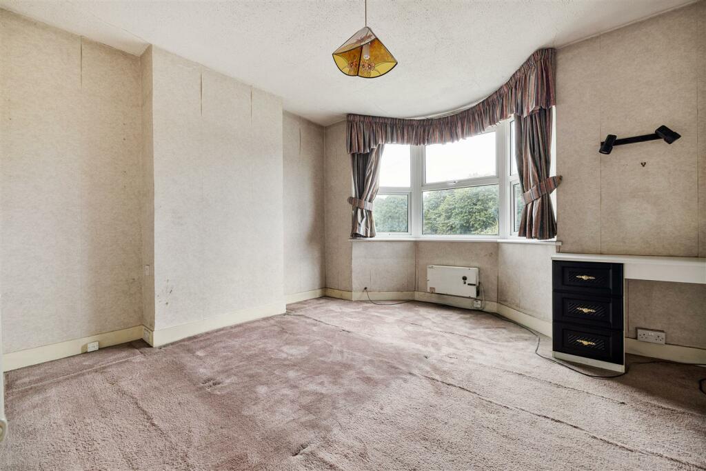 Chigwell Road, E18