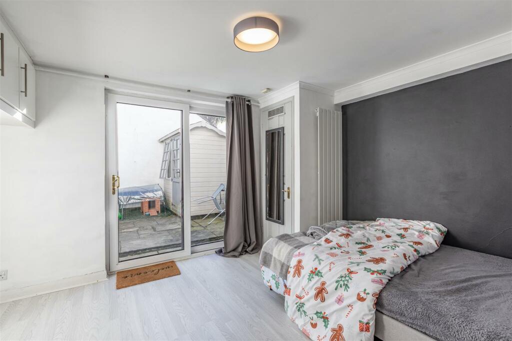 Flat 1, 218 Station Road, Addlestone, KT15 2BE - 1