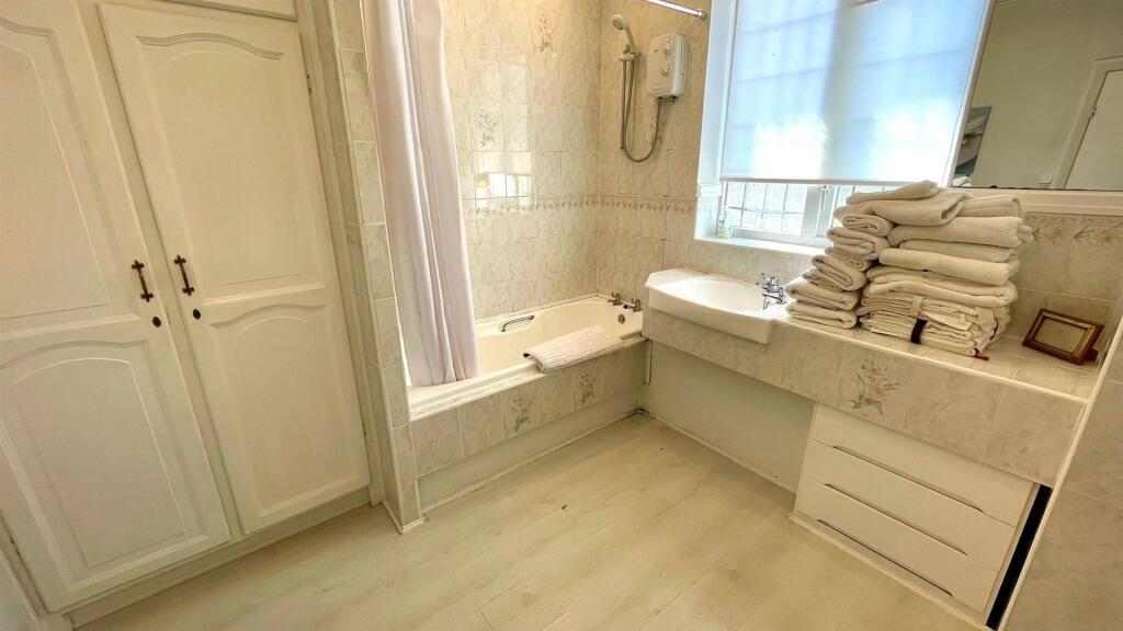 3-PIECE BATHOOM