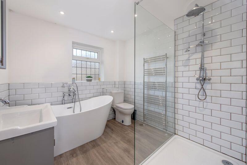 En suite bath/shower room