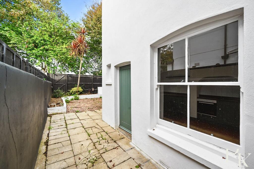 17 Marine Avenue BN3 (30).jpg