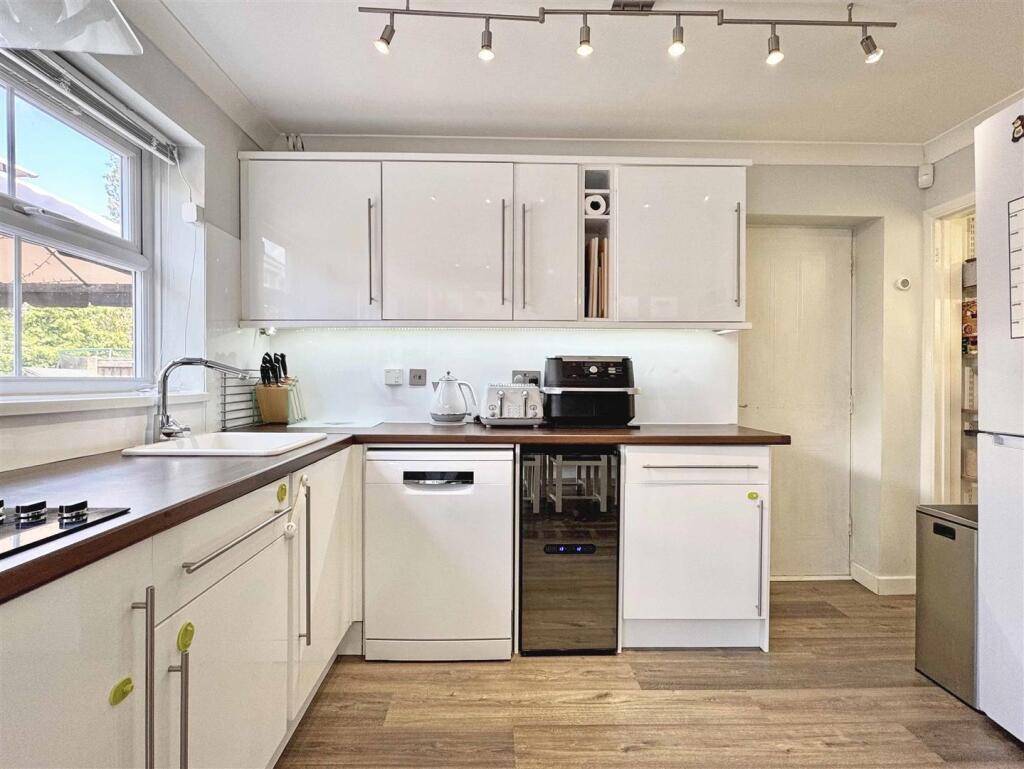 Kitchen b.jpg