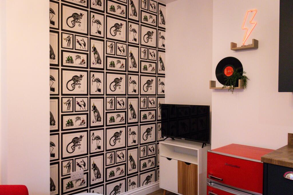 Flat 4 - Bank Street - Living Room.jpg