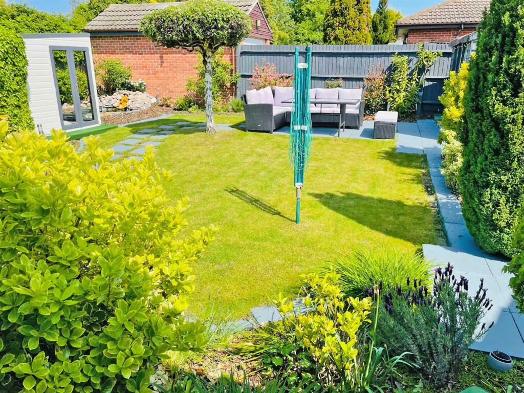 GARDEN IN SUMMER.jpg