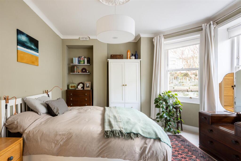 21E St Aubyns-2.jpg
