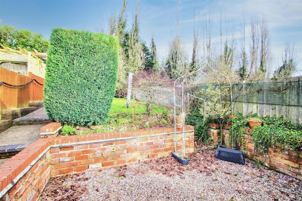 garden beyond kitchen.jpeg