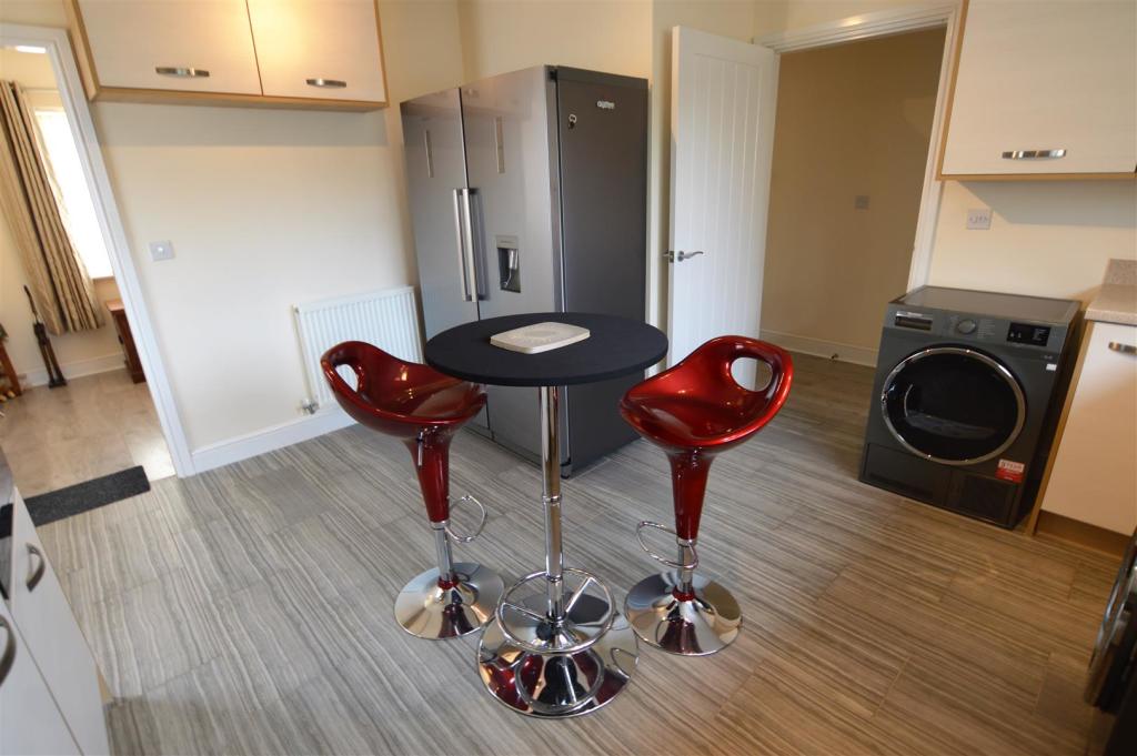 Kitchen2.JPG