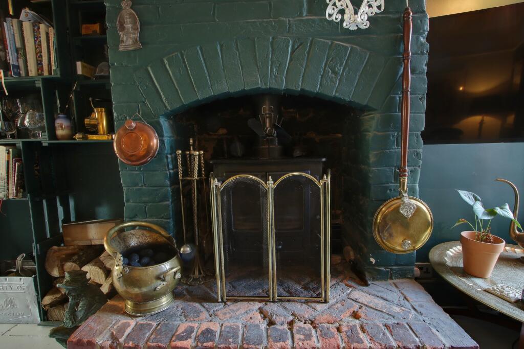 FIREPLACE IN SITTING ROOM
