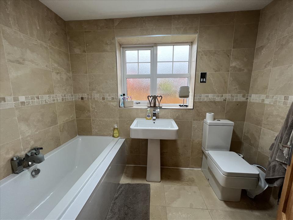 FAMILY BATHROOM WC