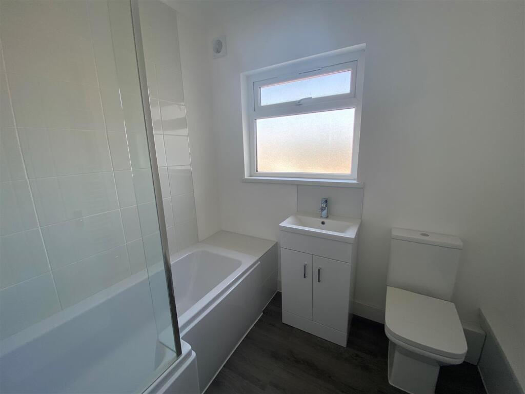 309 FF Holton Road - bathroom.jpg